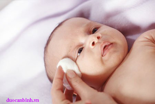 Bảo vệ mắt cho trẻ sơ sinh đúng cách