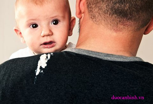 Tình trạng trẻ bị nôn trớ, ộc sữa ảnh hưởng đến đường tiêu hóa