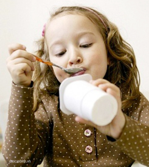trẻ ăn sữa chua